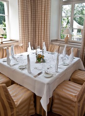 Gedeckter Tisch im Raum Fürstin von Bretzenheim