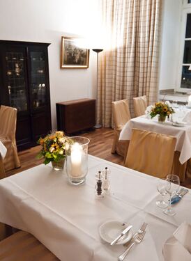 Mehrere kleine Tische für 4 Personen