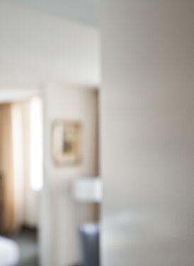 Offene Zimmertür mit der Nummer 6