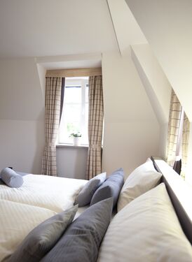 Helles Doppelzimmer mit Dachschrägen