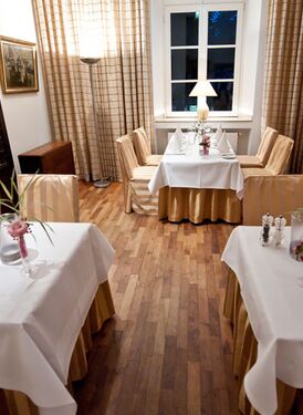 Gedeckte, schmale Tische für ein anstehendes Bankett